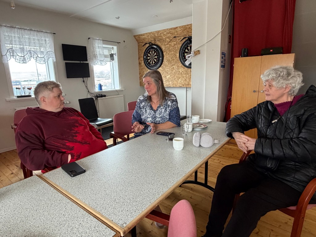 Snjóleug, Sonja og Sigríður ræða um næstu rabarbarahátíð.
